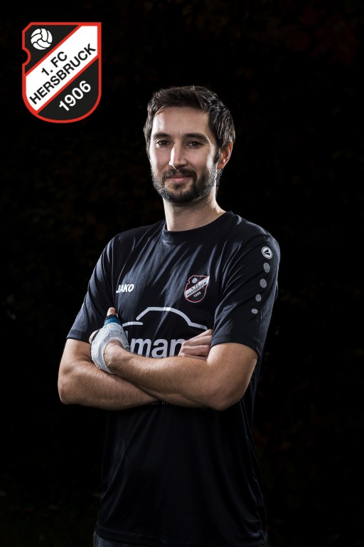 Fußballspieler im Trikot des Heider SV 1906 mit verschränkten Armen und bandagierter Hand