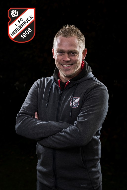 Mitglied des SV Helpenstein 1906 in Vereinskleidung mit Vereinslogo