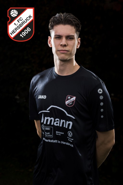 Fußballspieler im Trikot des 1. FC Hersbruck 1906 mit Sponsorenlogo Amann und Jako