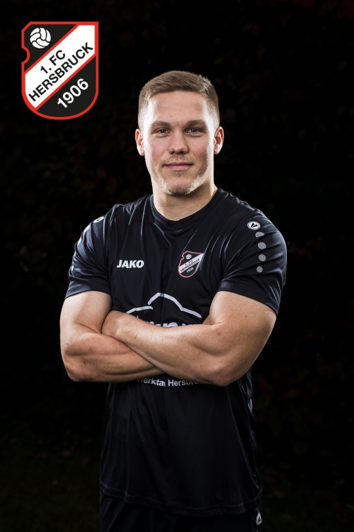 Fußballspieler des SV Herbern 1908 im schwarzen Jako-Trikot mit verschränkten Armen