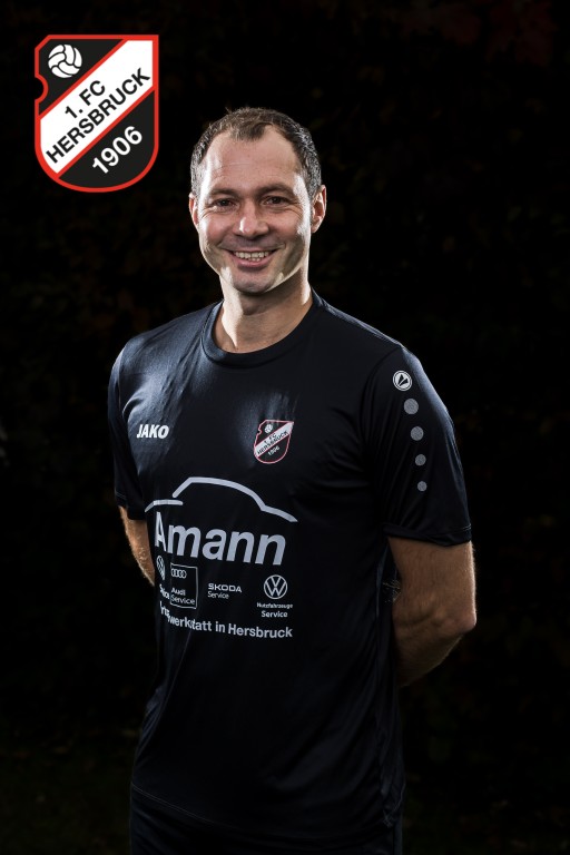 Fußballspieler des 1. FC Hersbruck 1906 im schwarzen Trikot mit Amann-Werbung