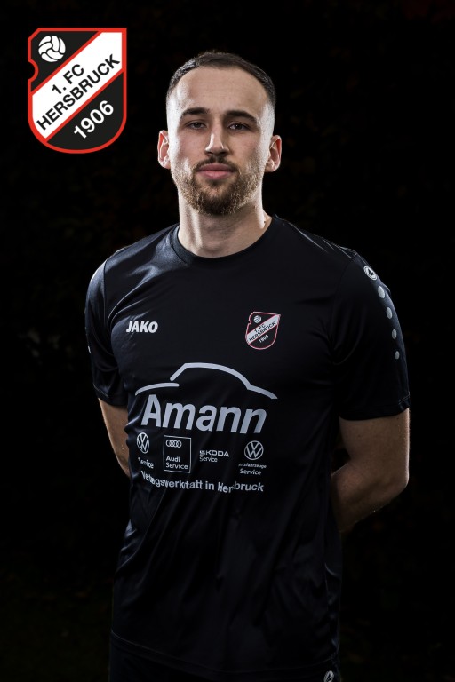 Fußballspieler im Trikot des 1. FC Hersbruck 1906 mit Sponsorenlogos Amann, JAKO, Audi, Skoda und Volkswagen