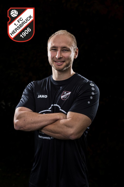 Spieler des Heeslinger SC 1906 im JAKO-Trikot mit verschränkten Armen