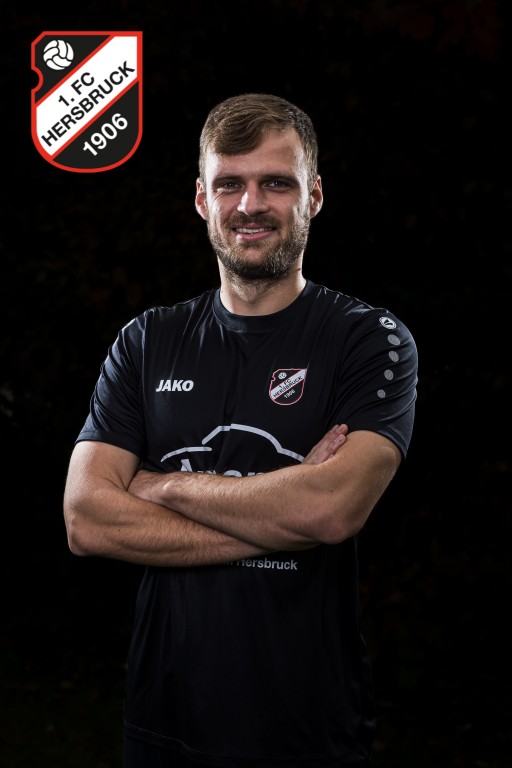 Fußballspieler im Trikot des 1. FC Hersbruck 1906 mit verschränkten Armen
