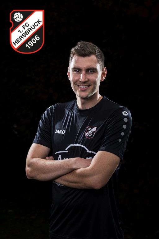 Fußballspieler des SV Heimstetten 1906 im schwarzen Jako-Trikot mit verschränkten Armen