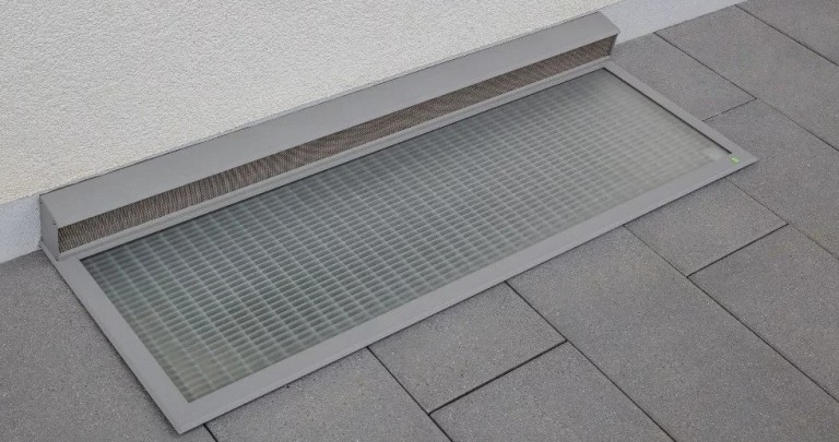 Insektenschutz Lichtschachtabdeckung für Kellerschächte – effektiver Schutz vor Insekten Insektenschutz Lichtschachtabdeckung auf einem Kellerschacht zum Schutz vor Insekten