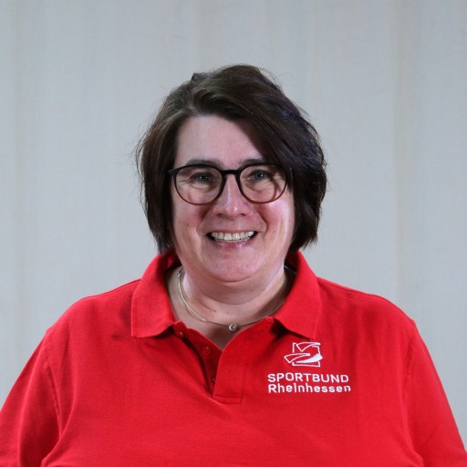 Ilka – Mitarbeiterin beim Sportbund Rheinhessen Ilka vom Sportbund Rheinhessen in rotem Poloshirt