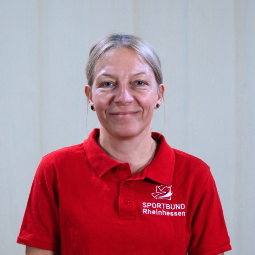 Katrin vom Sportbund Rheinhessen mit rotem Polo-Shirt Katrin im roten Sportbund Rheinhessen Polo-Shirt