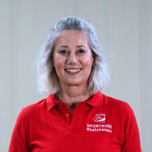 Marianne vom Sportbund Rheinhessen in rotem Polo-Shirt Marianne im roten Sportbund Rheinhessen Polo-Shirt
