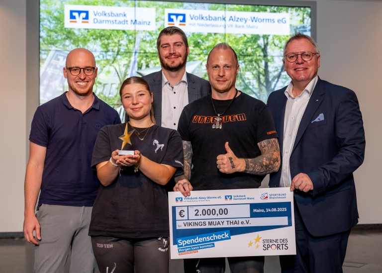 Gruppenfoto mit Spendenscheck für Vikings Muay Thai e.V. bei Sterne des Sports, Volksbank Darmstadt Mainz und Volksbank Alzey-Worms eG