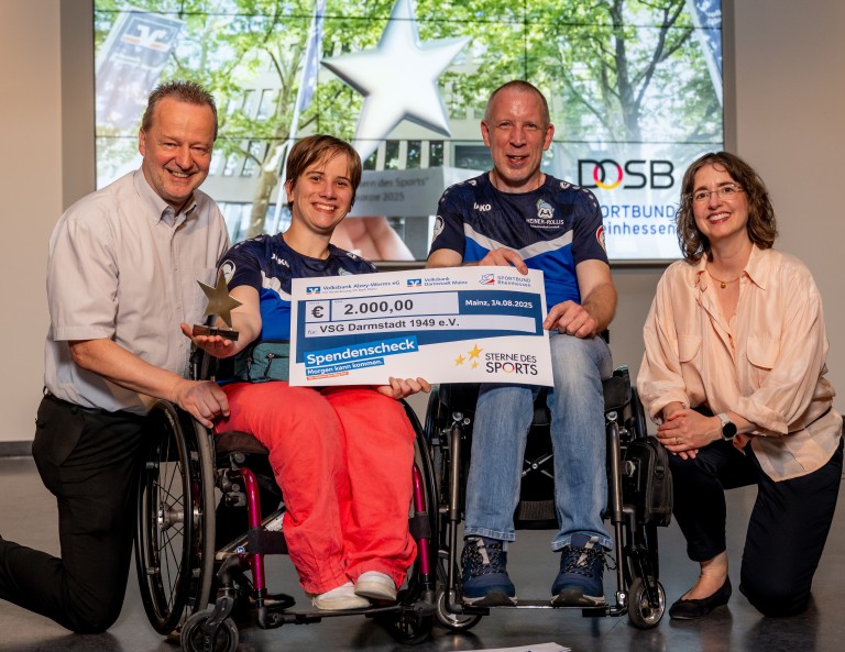 Übergabe eines Spendenschecks an VSG Darmstadt 1949 e.V. bei Sterne des Sports in Mainz 2025