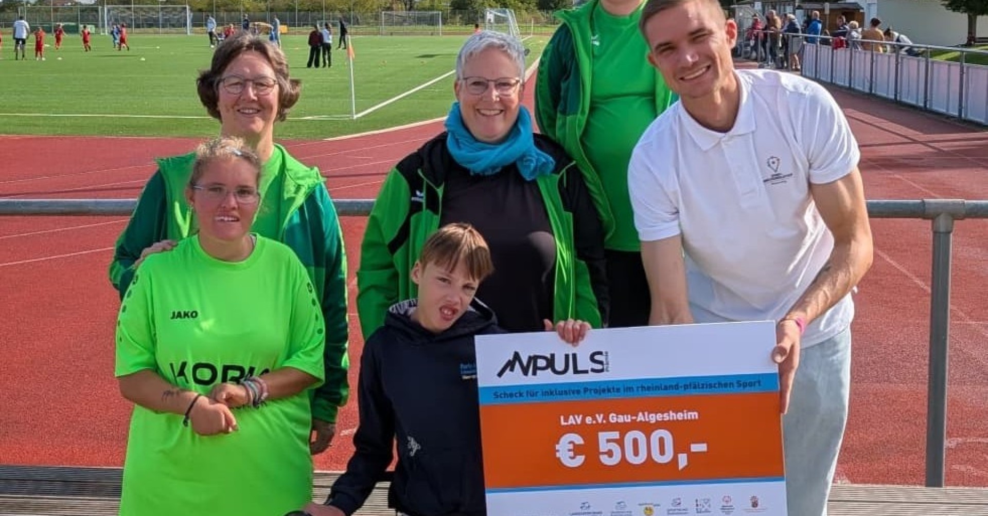 Scheckübergabe der Inpuls-Prämie an LAV Flummis Gau-Algesheim auf dem Sportplatz