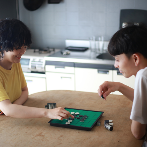 Zwei Personen spielen ein Brettspiel in einer modernen Kche, ks2025-sj-06