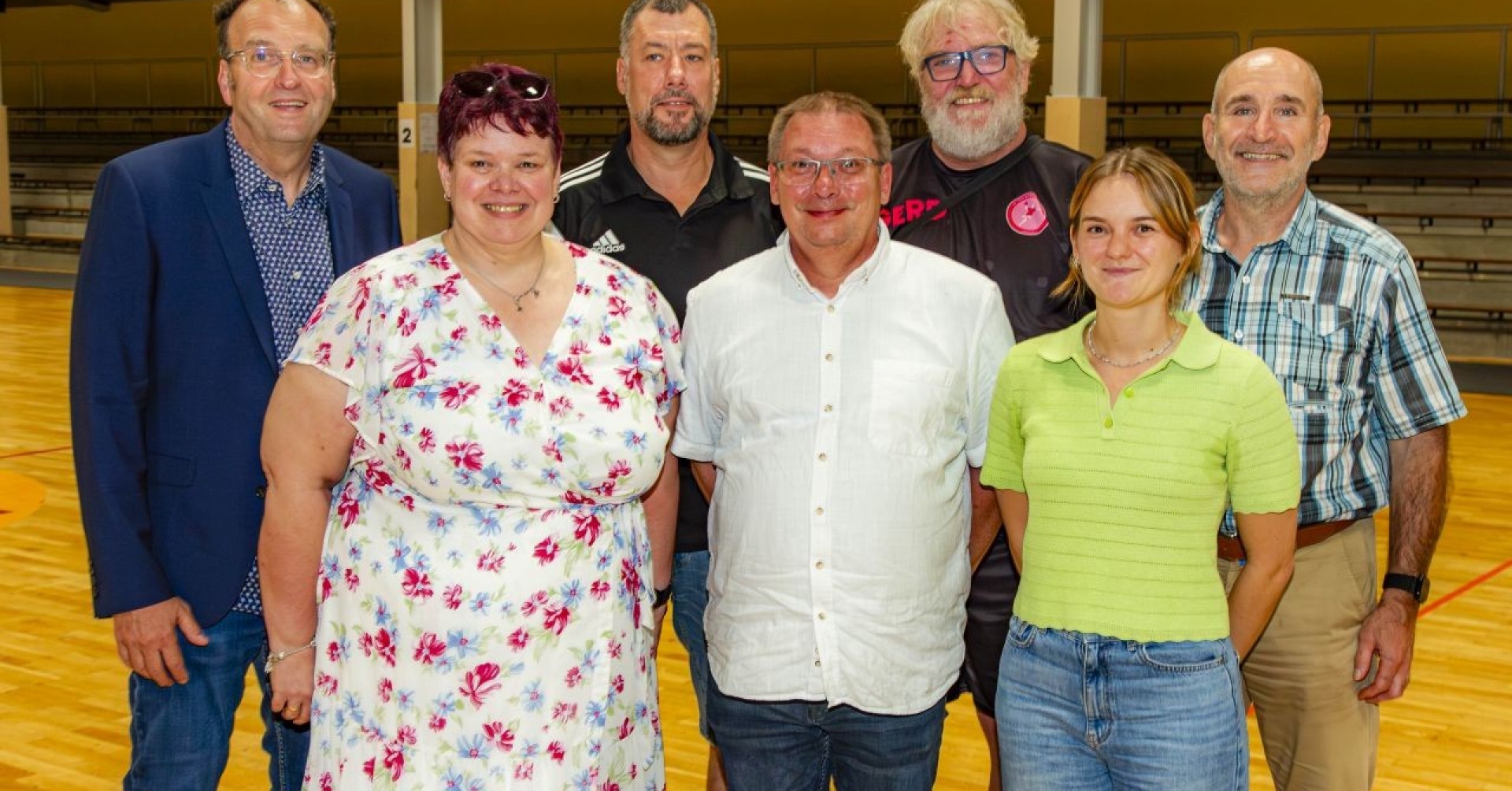 Gruppenbild in einer Sporthalle, hvrp-1 Gruppenfoto von mehreren Personen in einer Sporthalle, hvrp-1