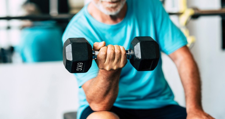 Prostata Hilfe Deutschland: Mann mit einer Hantel