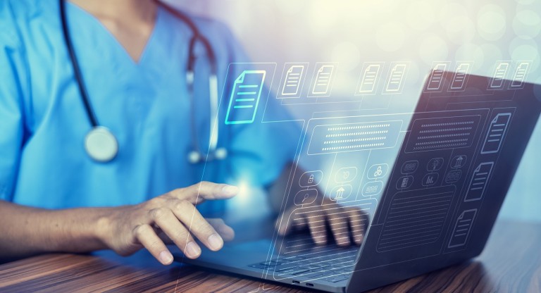 Prostata Hilfe Deutschland: Arzt mit Stethoskop am Notebook