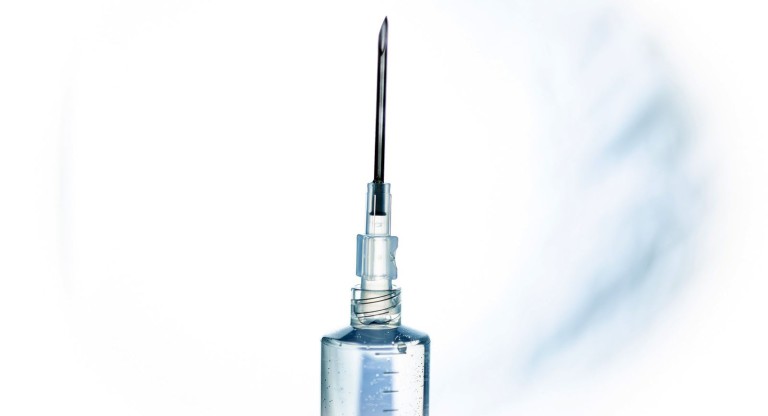 Hormontherapie bei Prostatakrebs Prostata Hilfe Deutschland: Nahaufnahme einer gefüllten medizinischen Spritze mit Nadel