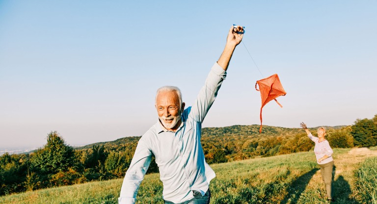 Prostatakrebs: Alter ist der wichtigste Risikofaktor Prostata Hilfe Deutschland: Älterer Mann lässt einen Drachen steigen auf einer Wiese – Symbolbild für Risikofaktoren bei Prostatakrebs und Lebensstil