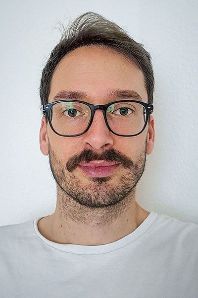 Porträt von Nico Schmidt, Initiator des 'Team Schnurrbart'