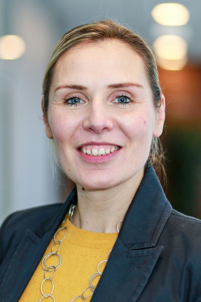 Erika Kasper im Business-Outfit, Porträtfoto