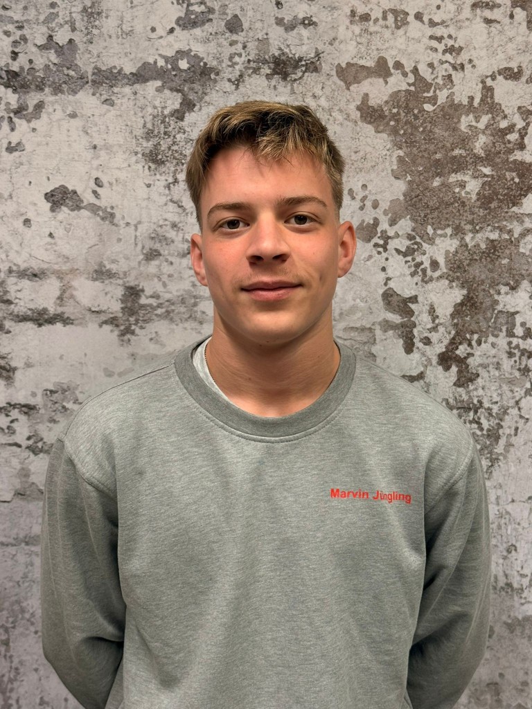 Marvin Jungling mit grauem Sweatshirt vor Betonwand am 30.09.2025