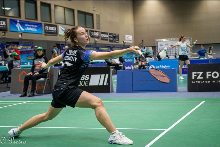 Katharina Nüß spielt Badminton für Deutschland bei einem internationalen Turnier Katharina Nüß im Badminton-Match für Deutschland bei einem internationalen Turnier