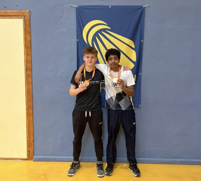 Adi gewinnt Medaille bei Badminton-Turnier Adi mit Medaille bei einem Badminton-Turnier