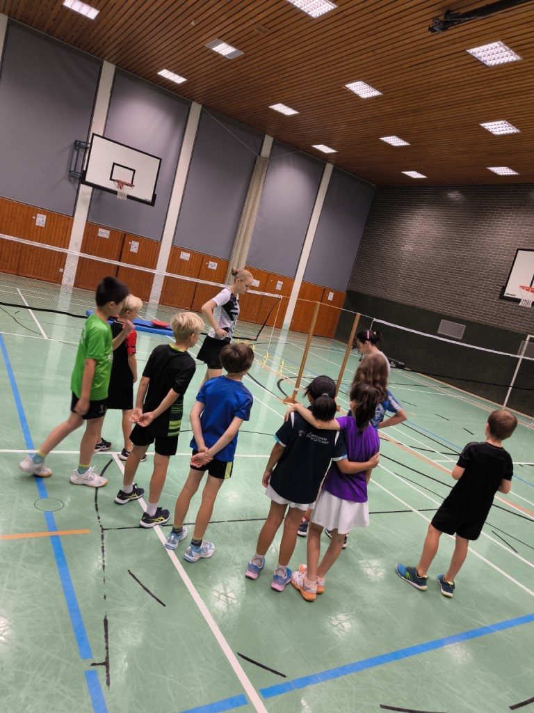 Kinder beim Badminton-Training in der Sporthalle Kinder beim Badminton-Training in einer Sporthalle