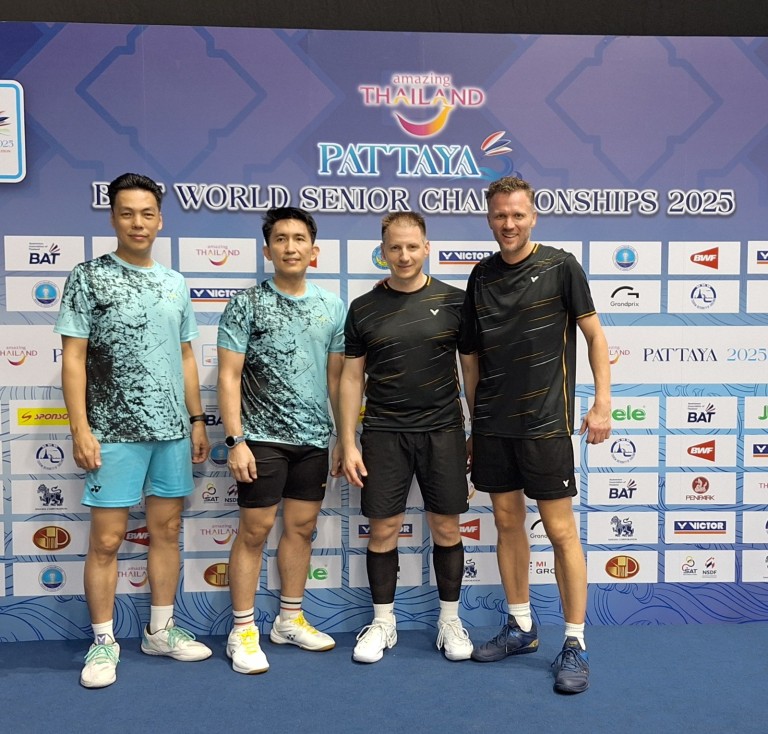 Teilnehmer bei den BWF World Senior Championships 2025 in Pattaya, Thailand vor Sponsorenwand