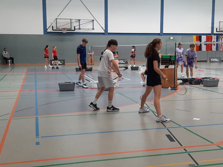 Jugendliche spielen Badminton in einer Sporthalle bei einem Turnier am 13.09.2025