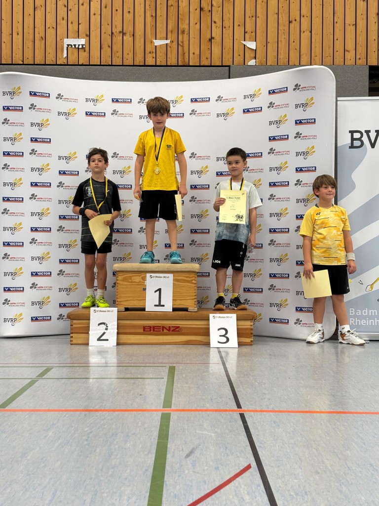 Badminton-Turnier Siegerehrung BVRP Kinder Podest Siegerehrung bei einem Badminton-Turnier des BVRP mit Kindern auf dem Podest