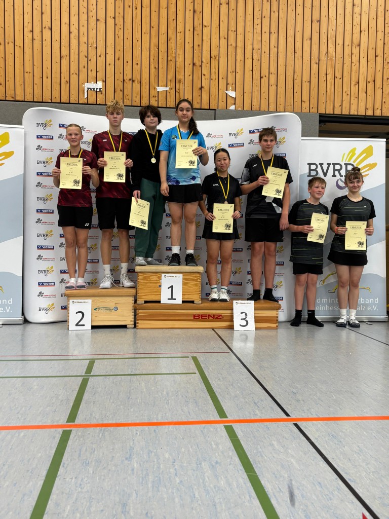 Jugendliche bei der Siegerehrung eines Badminton-Turniers des Badminton Verband Rheinland-Pfalz e.V. Siegerehrung bei einem Badminton-Turnier des Badminton Verband Rheinland-Pfalz e.V. mit Jugendlichen auf dem Podest