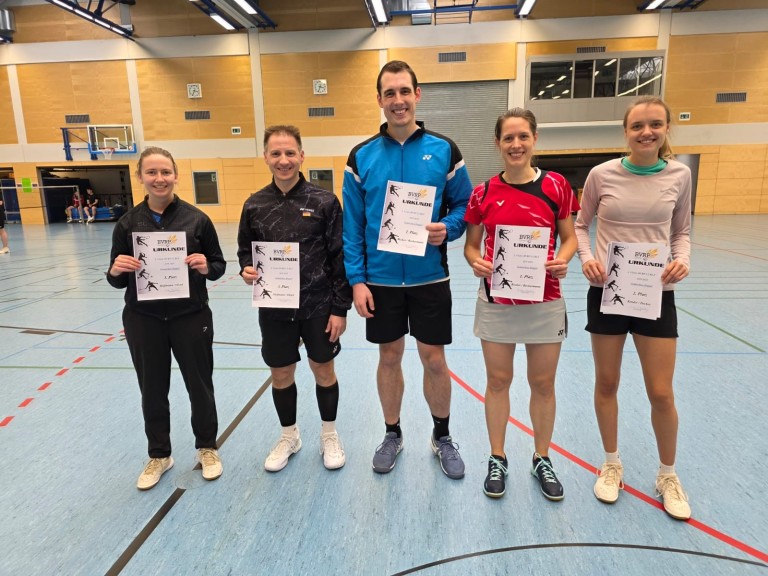 Sieger eines Badminton-Turniers mit Urkunden in einer Sporthalle am 11. Oktober 2025