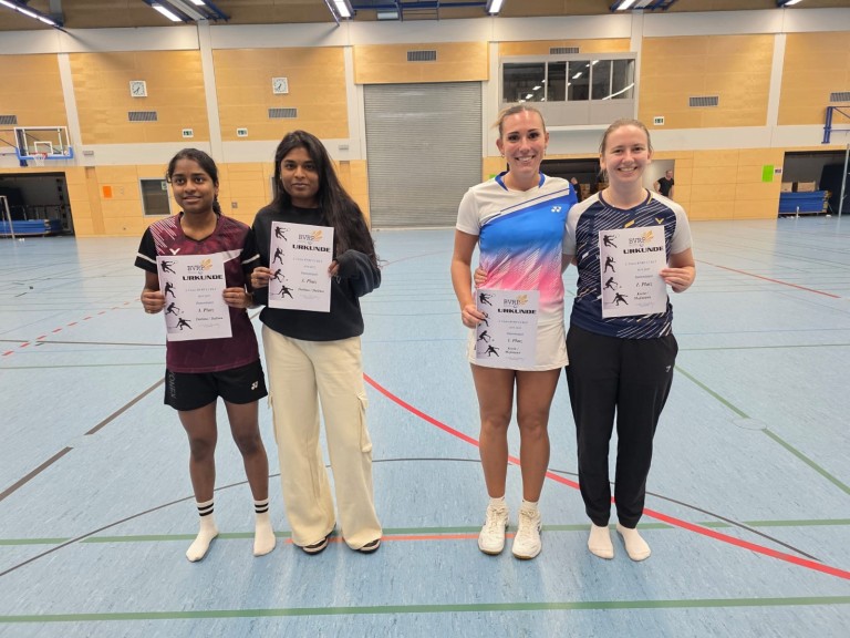 Siegerinnen eines Badminton-Turniers in einer Sporthalle mit Urkunden, aufgenommen am 11. Oktober 2025.