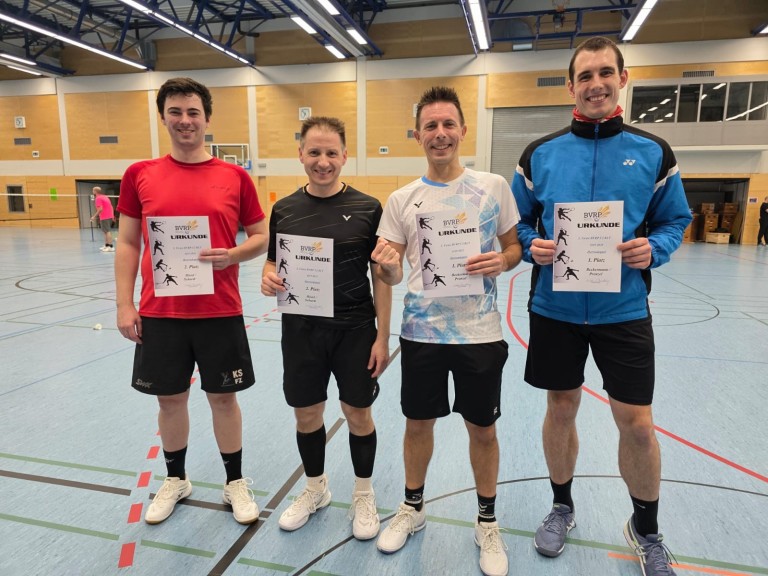 Sieger eines Badminton-Turniers mit Urkunden in einer Sporthalle am 11. Oktober 2025
