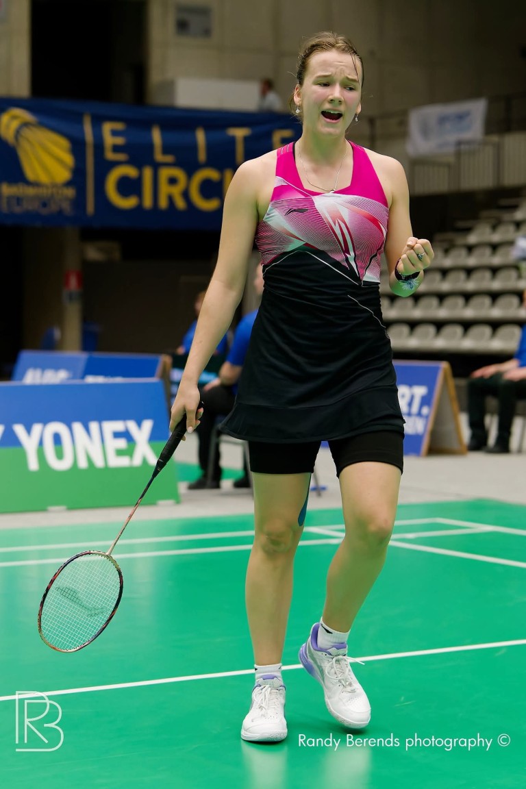 Badmintonspielerin beim Turnier mit Yonex Werbung im Hintergrund Badmintonspielerin auf dem Spielfeld bei einem Turnier, Yonex Werbung im Hintergrund