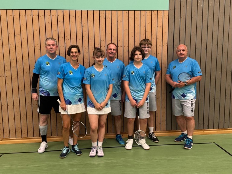Badminton Team Gruppenfoto in blauen Trikots in der Sporthalle Badminton Mannschaft in blauen Trikots in Sporthalle