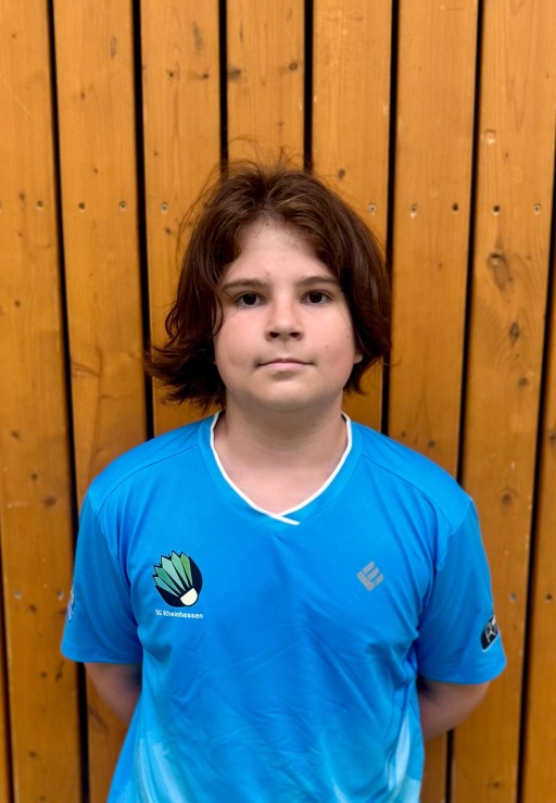 Person im SG Rheinhessen Trikot vor Holzpaneelwand