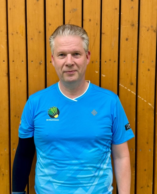 Sportler im blauen Trikot der SG Rheinhessen vor Holzwand