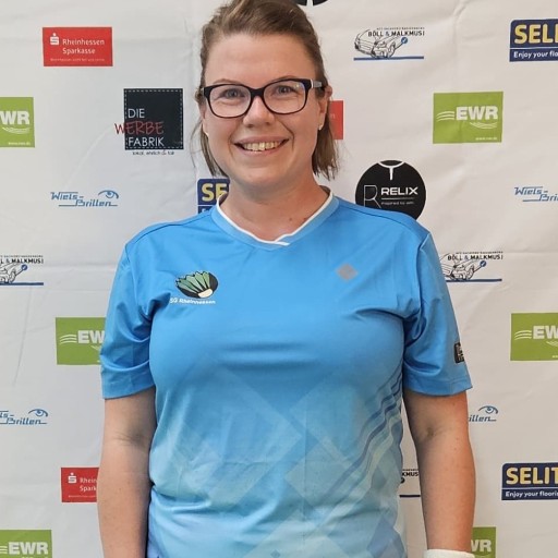 Sarah Armbruster im Trikot der SG Rheinhessen vor Sponsorenwand