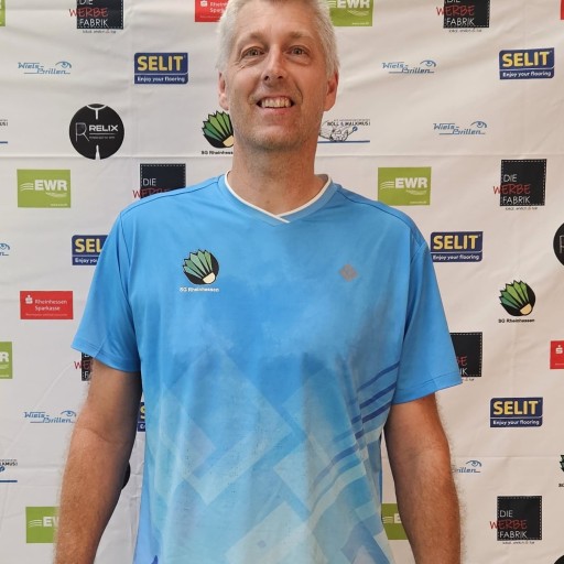 Willi Unger im blauen Trikot der SG Rheinhessen vor Sponsorenwand