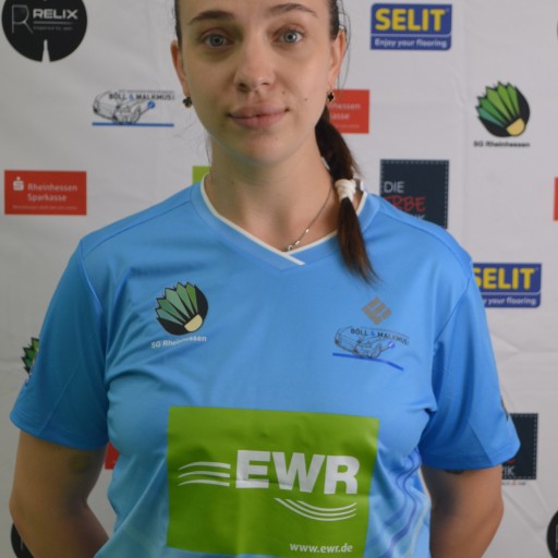 Rudakova im Trikot der SG Rheinhessen Handballmannschaft mit Sponsorenlogos