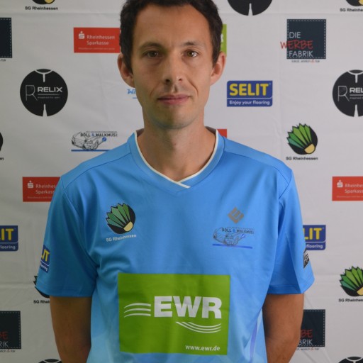 Spieler der SG Rheinhessen im Trikot mit EWR-Logo vor Sponsorenwand