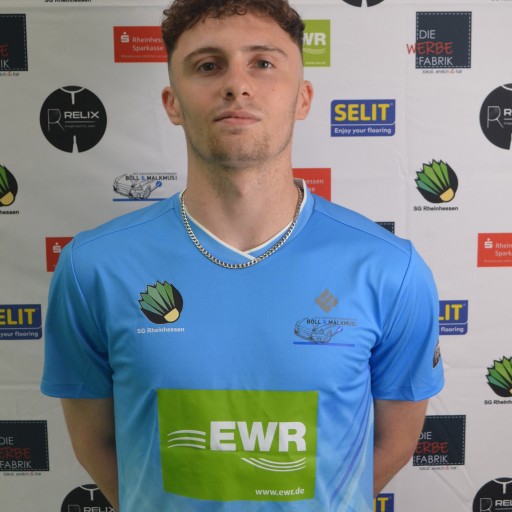 Spieler Busch im Trikot der SG Rheinhessen vor Sponsorenwand