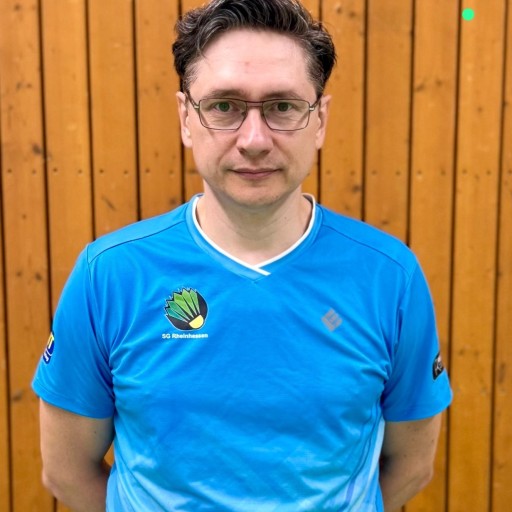 Denis Zastanceanu im Trikot der SG Rheinhessen vor einer Holz-Wand