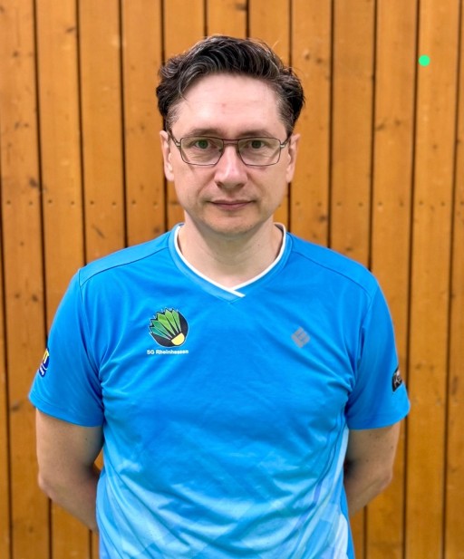 Denis Zastanceanu im Trikot der SG Rheinhessen vor einer Holz-Wand