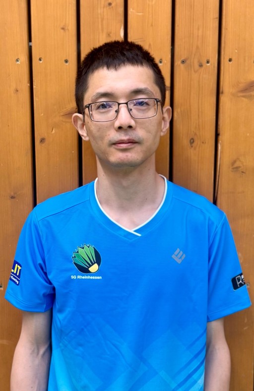 Sicheng Zhong im SG Rheinhessen Trikot vor Holzwand