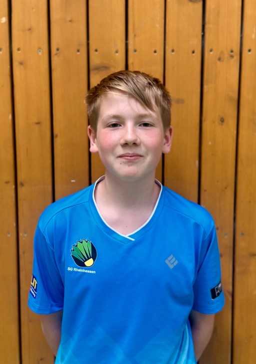 Louis Stemski im Trikot der SG Rheinhessen vor Holzwand