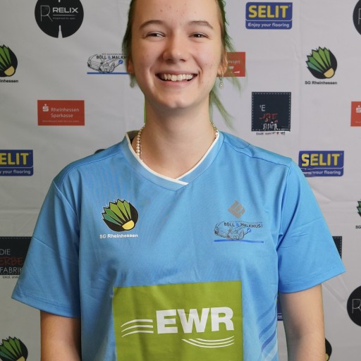 Spielerin der SG Rheinhessen im blauen Trikot mit Sponsorenlogos EWR, SELIT und Rheinhessen Sparkasse