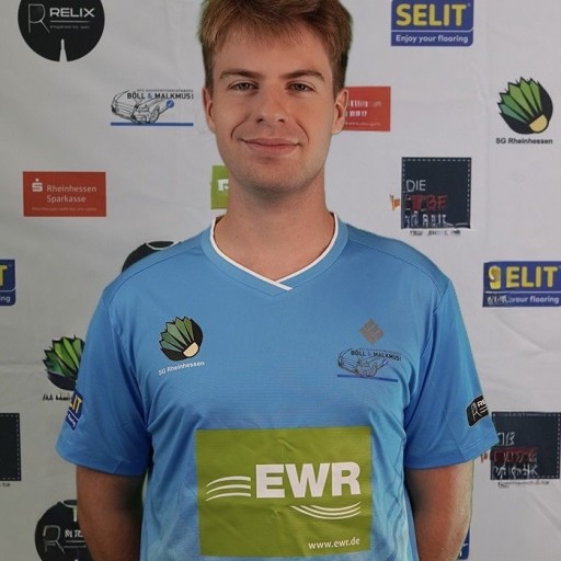 Clement Kervio im Trikot der SG Rheinhessen vor Sponsorenwand